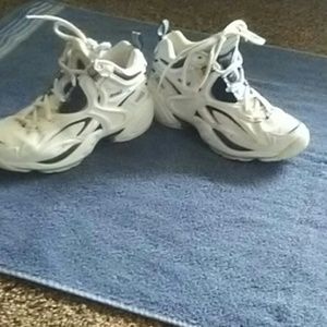 Raka sneakers size 6. Good condition.